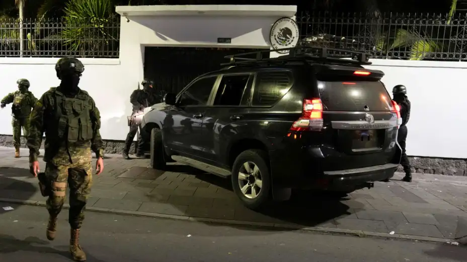 La policía de Ecuador intenta entrar a la fuerza en la embajada de México en Quito.