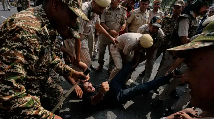 Policía India reprime manifestación juvenil.