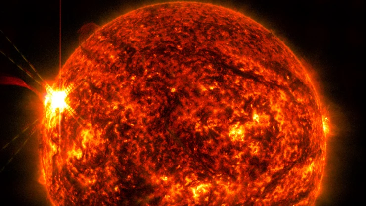 Tormenta solar provoca apagones de radio, expertos temen un mayor colapso
