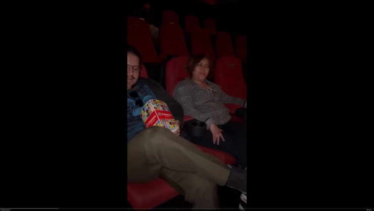 VIDEO: Mujer tose en el cine y provoca pelea entre dos hombres
