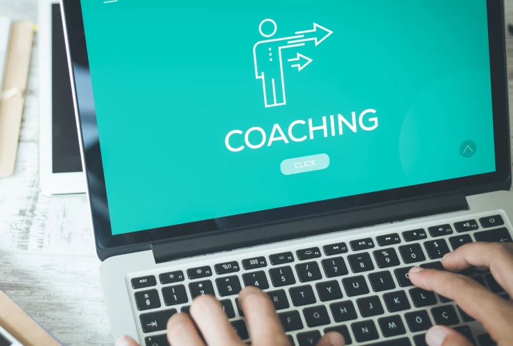 Computadora con pantalla diciendo Coaching