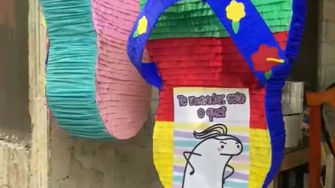 La chancla voladora va a acompañada de frases de mamá.jpg