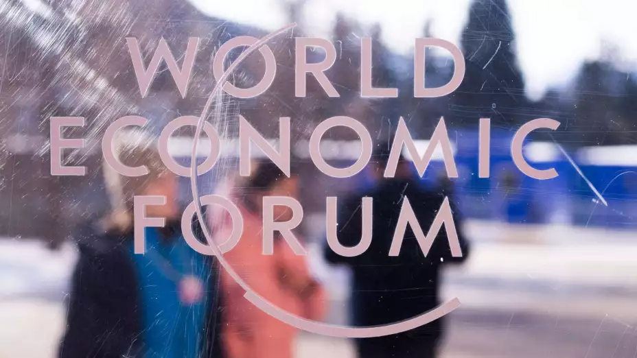 Logotipo del Foro Económico Mundial de Davos en una ventana.