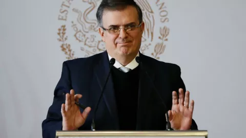 El Secretario de Relaciones Exteriores de México, Marcelo Ebrard, en una conferencia de prensa. Imagen, AP.