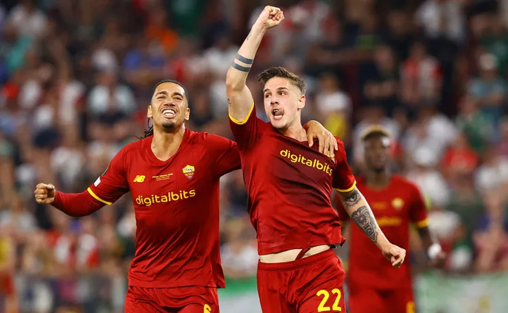 Nicolo Zanilo festeja el gol de la Roma ante el Feyenoord en Conference League