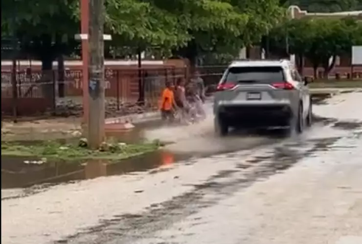 FOTOS: Niños se divierten en los charcos que dejaron las fuertes lluvias en Yucatán