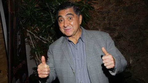 Carlos Bonavides trabaja en la calle por falta de dinero y trabajo