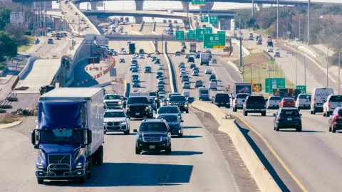 Vehículos avanzan por autopista de Austin, Texas