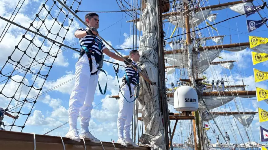 Llegan a Veracruz tripulantes del Buque Escuela Cuauhtémoc tras choque con puente de Brooklyn
