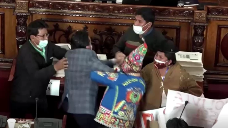 bolivia_pelea_congreso.jpg