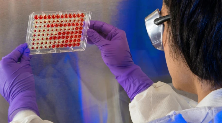 Científica revisando muestras de sangre en un laboratorio del CDC