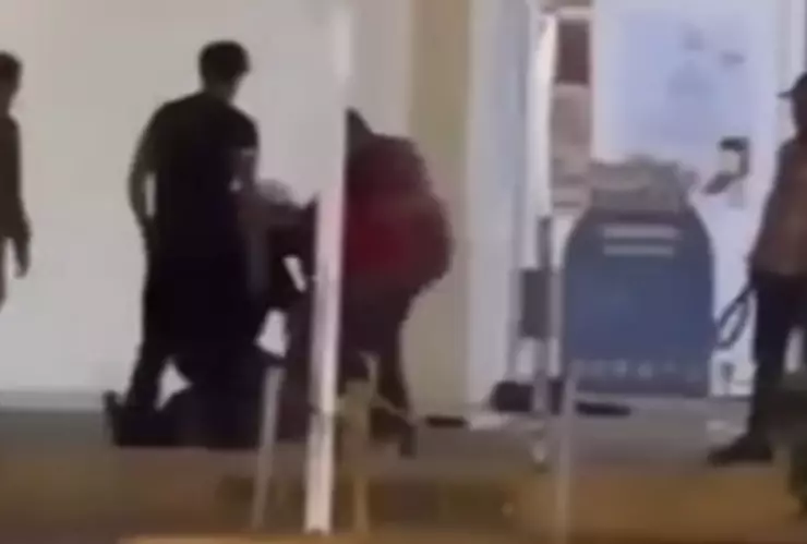 Captan golpiza a viene viene en estacionamiento de centro comercial de Tehuacán