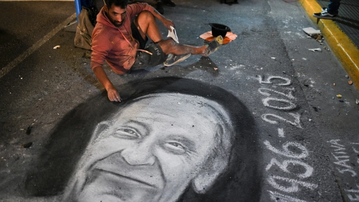 El Papa Francisco muere en 2025. Sus últimos viajes fueron por Asia, Oceanía y Europa, con mensajes de paz y lucha contra el abuso.