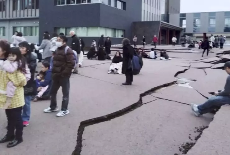 Sismo magnitud 7.4 sacude Japón; hay alerta de tsunami en Ishikawa