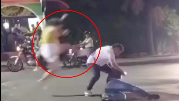 Mujer defiende a su esposo con TREMENDA patada voladora y se viraliza (VIDEO)