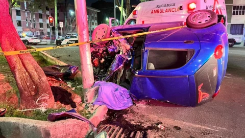 El auto iba a alta velocidad, de acuerdo con los primeros reportes.