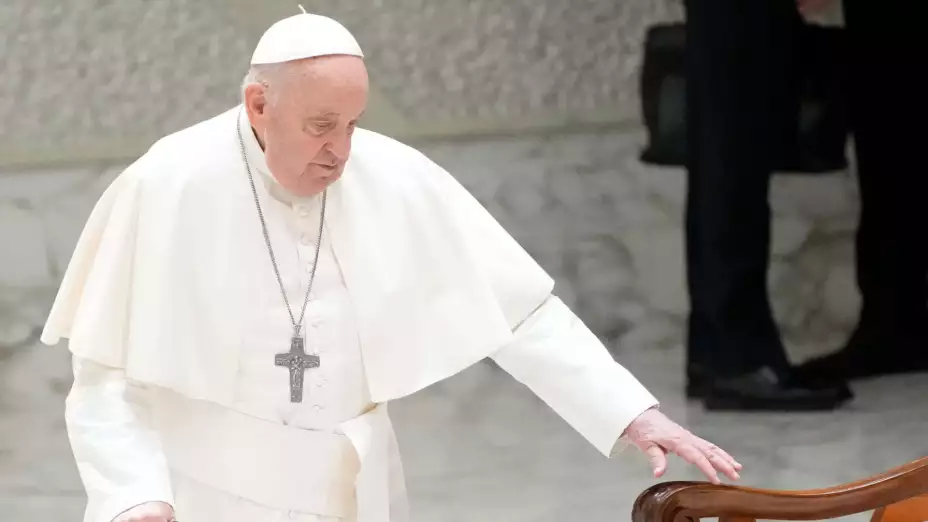 Papa Francisco arriba al Aula Pablo VI en el Vaticano.
