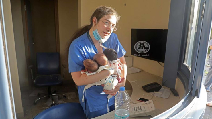 enfermera rescata recién nacidos.jpg