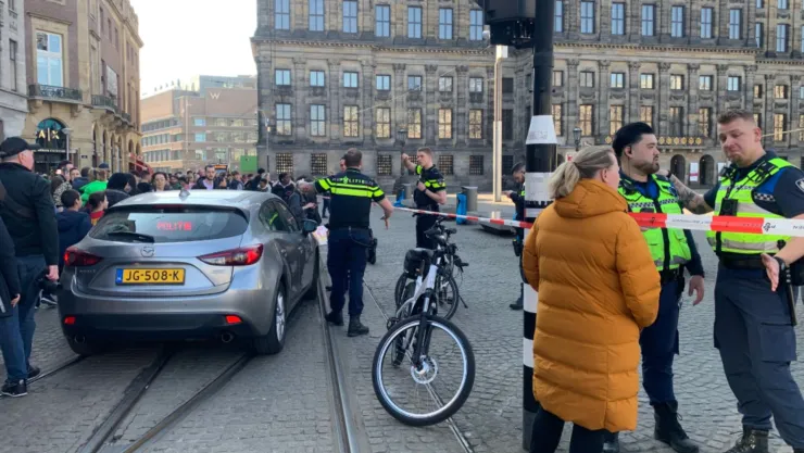 Apuñalamiento masivo deja múltiples heridos hoy en plaza turística de Ámsterdam