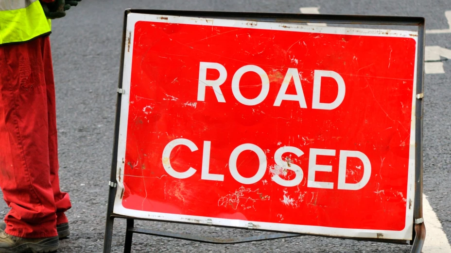 Letrero que indica cierres en el camino
