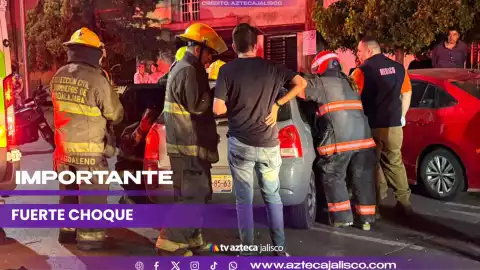 ¡Accidente vial en Guadalajara! Joven de 18 años queda atrapada dentro de su vehículo luego del aparatoso choque