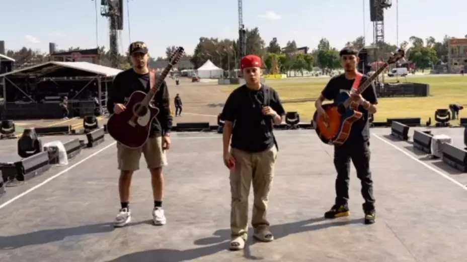 Abuchean a Yahritza y su Esencia en festival de música en México