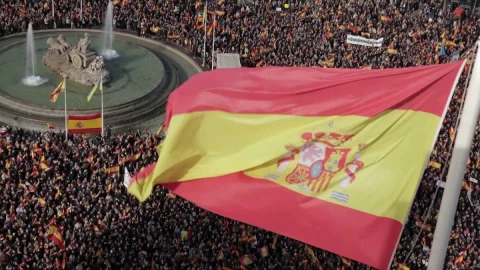 Protestas contra gobierno de Pedro Sánchez en España, lo llaman “dictador”.