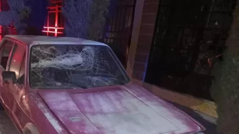 Hombre destruye el coche y el barandal de la casa de su vecino en Jesús María