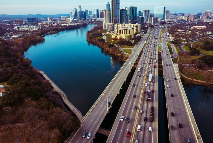 Autos circulan por carretera de Austin, Texas