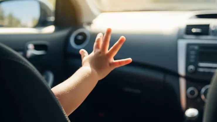 Niño abandonado dentro de un auto