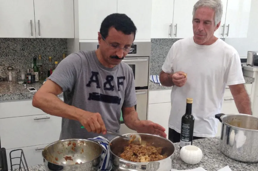 El difunto financiero y delincuente sexual convicto Jeffrey Epstein y Sultan Ahmed bin Sulayem, empresario emiratí y presidente y director ejecutivo del grupo DP World, aparecen en esta imagen sin fecha del patrimonio de Epstein