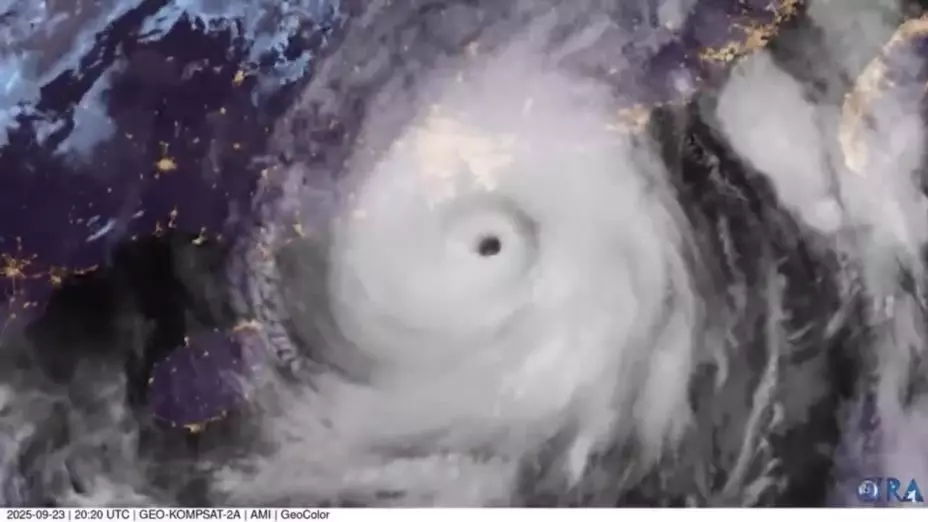 Imagen satelital del tifón Ragasa en China