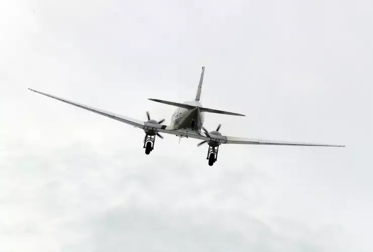 Pasajera confunde puerta del baño con la puerta de emergencia del avión y esto pasó