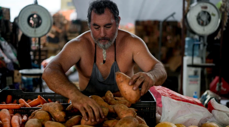 Trabajador en el mercado central de Buenos Aires, Argentina.