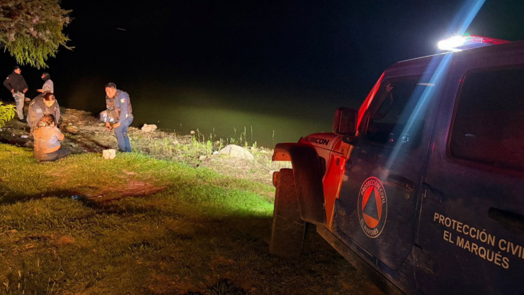 Vehículo cae a la presa de El Carmen en El Marqués; ciudadanos rescatan a los tripulantes