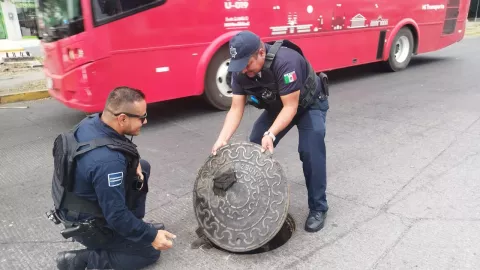 Policías de Guadalajara rescatan a un hombre atorado en una alcantarilla