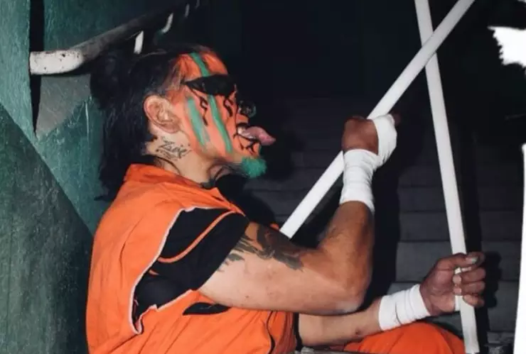 luchador Halloween lesionado de la columna