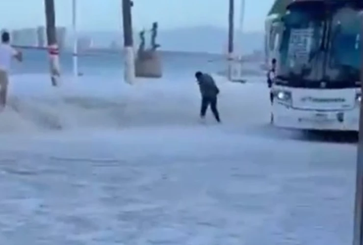 VIDEOCaptan furia del huracán Priscilla; el mar se sale e inunda calles en Puerto Vallarta, Jalisco. En la imagen se observa cómo ingresa el mar a las calles de Puerto Vallarta tras el paso del fenómeno natural.