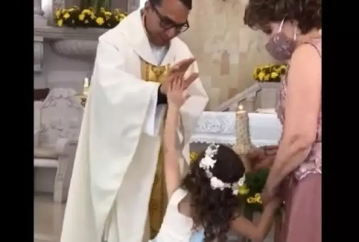 Niña confunde bendición de sacerdote con un ¡chocalas!