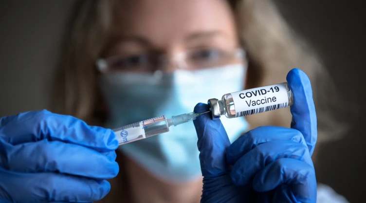 Una profesional de la salud con una vacuna del Covid-19