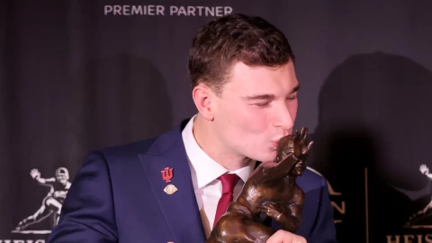 Fernando Mendoza el latino que reescribió su destino y conquistó el Trofeo Heisman 2025