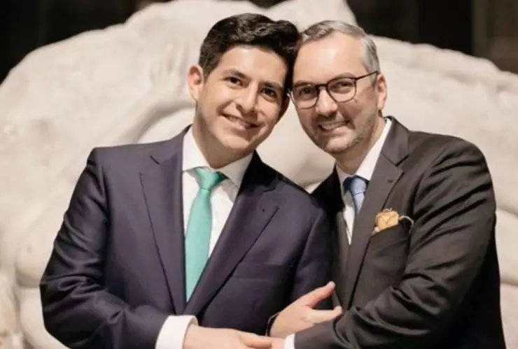 Martín Borrego con su pareja.