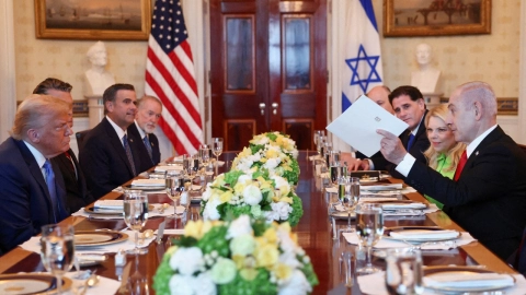 Netanyahu nominó a Donald Trump al Premio Nobel de la Paz durante una cena en la Casa Blanca, destacando su labor por la paz en Oriente Medio.