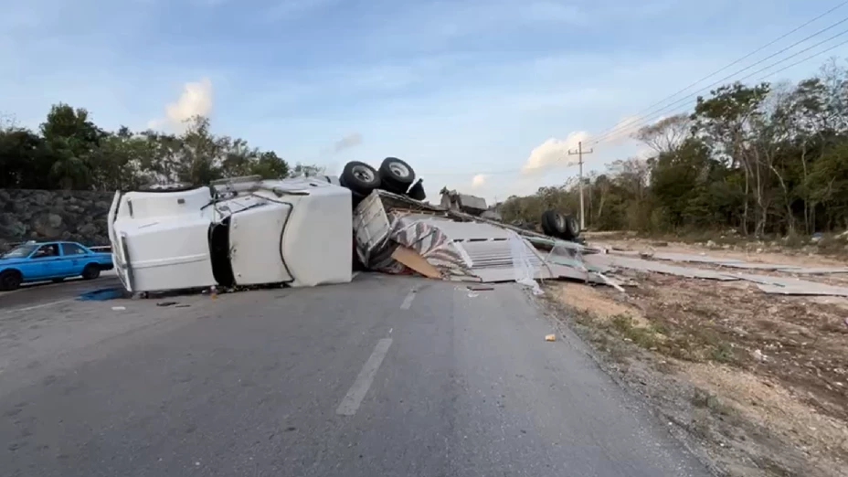 Volcadura de tráiler con madera en la Tulum-Playa del Carmen paraliza el tráfico 1.jpg