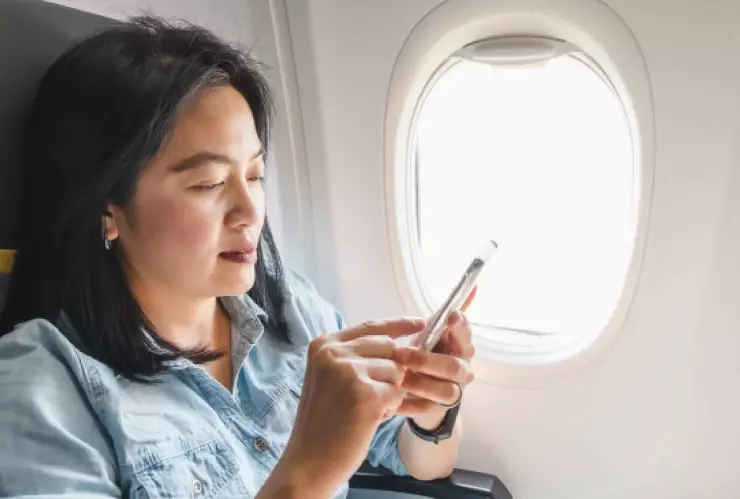 ¿Por qué debes poner tu celular en modo avión en un vuelo?