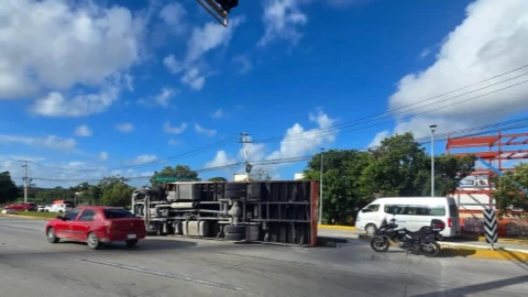 Se registra volcadura de tráiler en el Boulevard Colosio HOY lunes; precaución en la zona.jpg