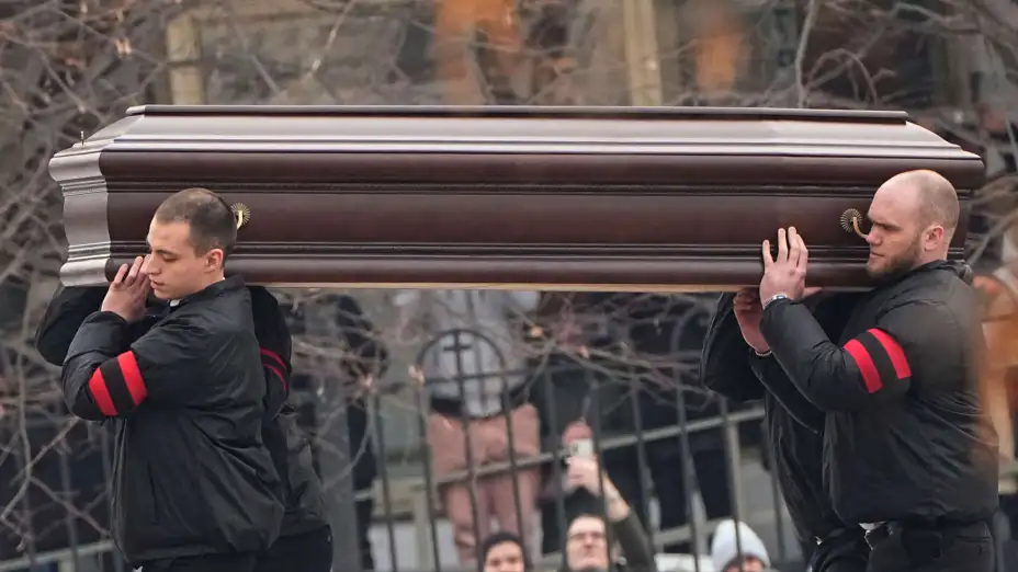 Operarios cargan el féretro del opositor ruso Alexei Navalny.
