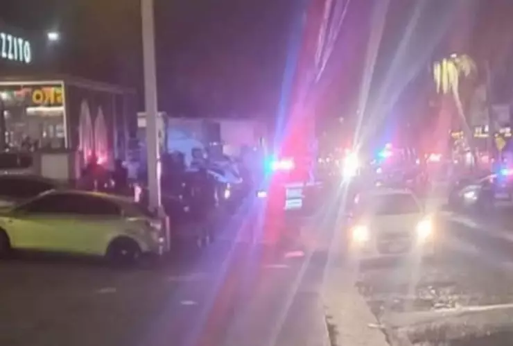 Sicarios desatan caos tras violento ataque armado en bar de Colima; Fiscalía reporta varios heridos. En la imagen se observa el operativo de los cuerpos de emergencia afuera del centro nocturno, el Barezzito, donde al menos cinco hombres y una mujer, de los cuales tres son trabajadores del establecimiento, resultaron lesionados.