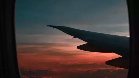 Avión aterriza de emergencia por mujer que perdió la vida en pleno vuelo