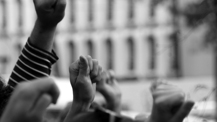 Personas realizando una manifestación